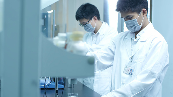 鴻富誠工程師正進行導熱材料研發(fā)